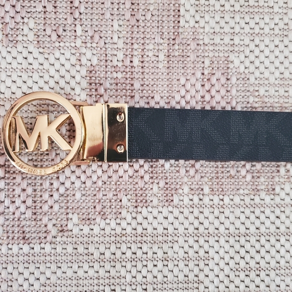 Michael Kors Reversible Signature with Logo Buckle Belt - Picture 4 of 7